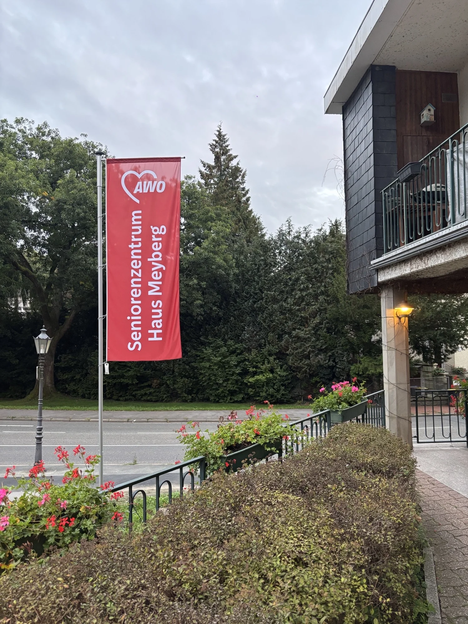 Das Bild zeigt die rote AWO-Fahne vor dem Haus Meyberg in Velbert.