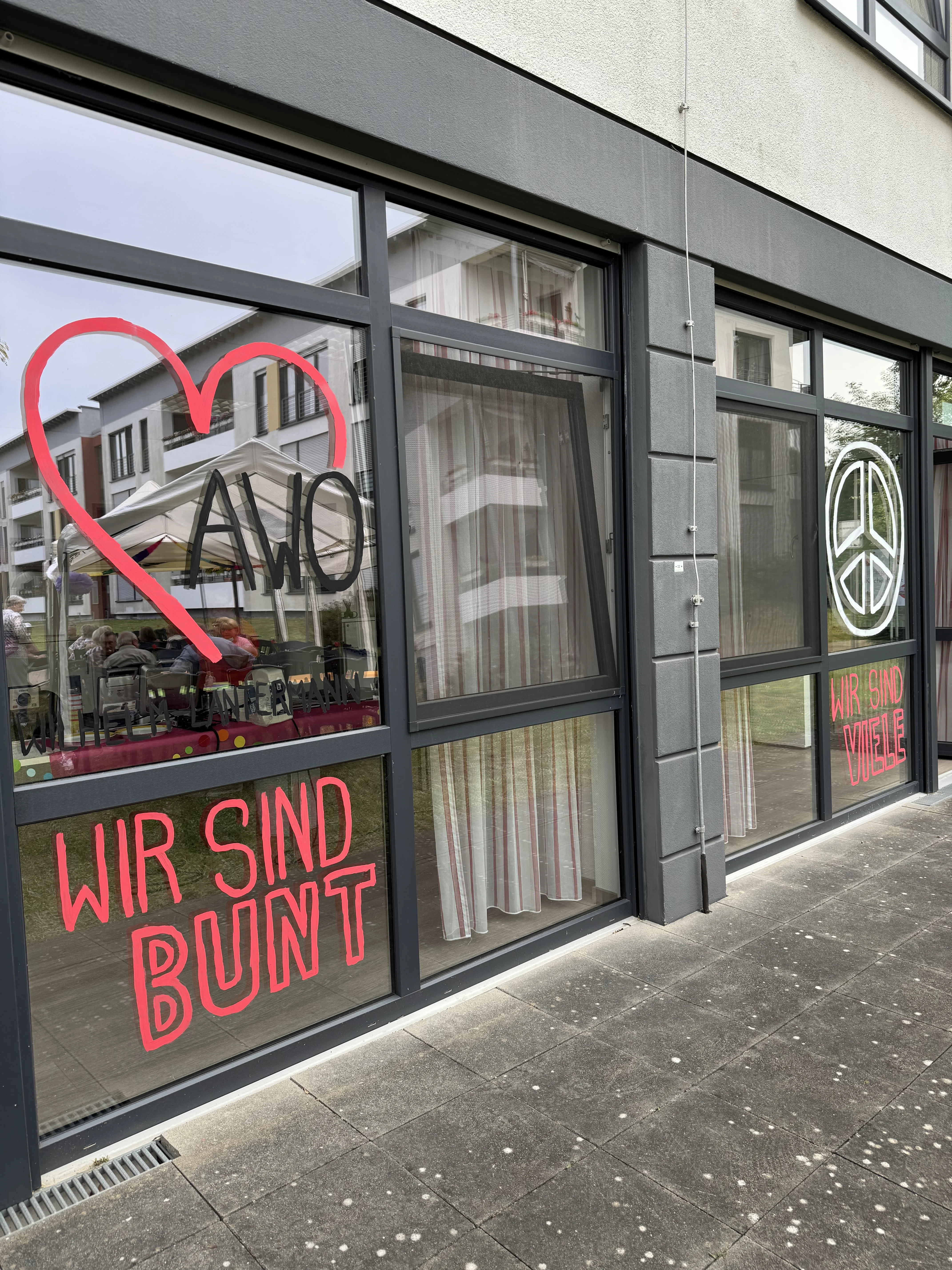 Dieses Bild zeigt bemalte Scheiben des Seniorenzentrums.