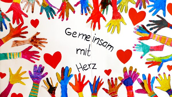Gemaltes Bild "Gemeinsam mit Herz" Gemalte Kinderhände zeigen auf den Claim "Gemeinsam mit Herz"