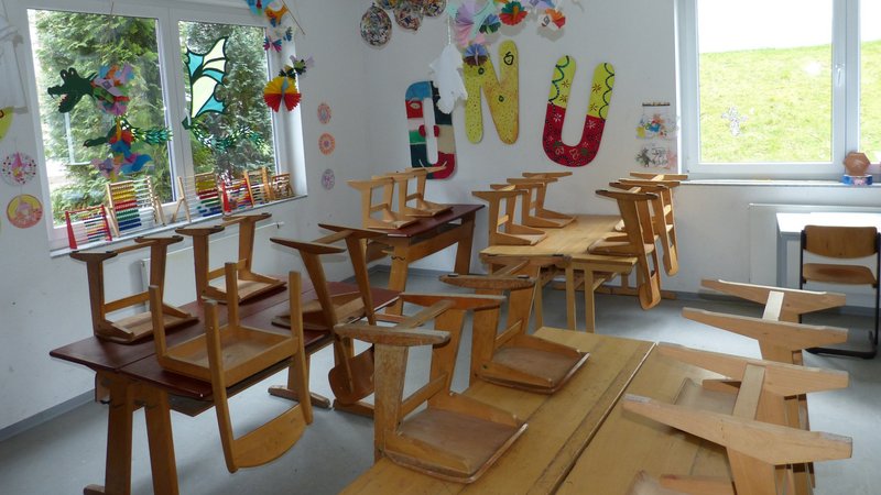 Das Foto zeigt ein leeres, aber gepflegtes Klassenzimmer.