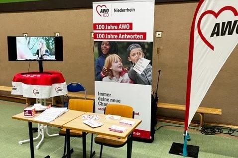 Das Foto zeigt den Informationsstand der AWO Niederrhein.