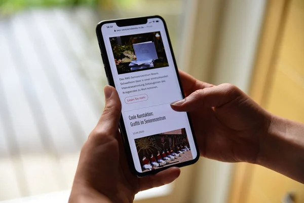 Das Foto zeigt ein Smartphone mit zwei Händen