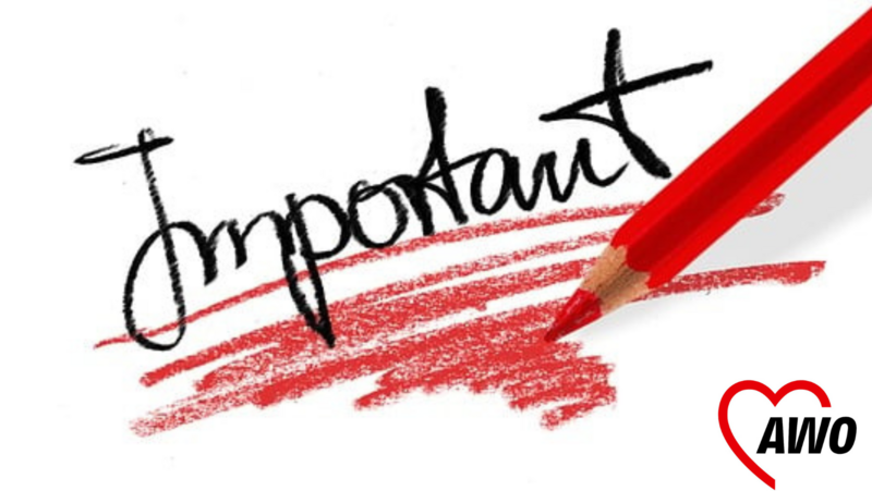Auf dem Bild ist das Wort „Important“ handschriftlich in Schwarz geschrieben, darunter mehrfach dick rot unterstrichen. Rechts unten ist ein roter Buntstift zu sehen, dessen Spitze den roten Unterstrich erzeugt. Außerdem befindet sich unten rechts das rote Herz-Logo der AWO mit der schwarzen Schrift „AWO“ darin.