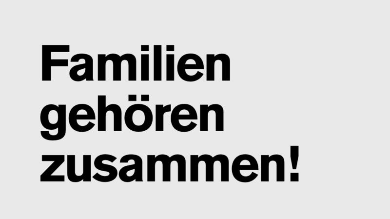 Das Foto zeigt eine Plakatbotschaft zum Internationalen Tag der Familie am 15. Mai. In großen, fetten Buchstaben steht: Familien gehören zusammen! Darunter folgt in kleinerer Schrift: Krieg und Verfolgung reißen Familien auseinander. Der Familiennachzug nach Deutschland darf nicht weiter eingeschränkt werden. Die Botschaft unterstreicht die Bedeutung des Zusammenhalts von Familien und kritisiert Einschränkungen beim Familiennachzug von Flüchtlingen nach Deutschland.