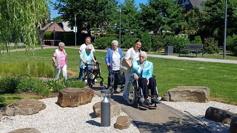 Auf diesem Bild sieht man die Tagespflegegäste sowie die Mitarbeitenden im Solegarten in Kevelaer.
