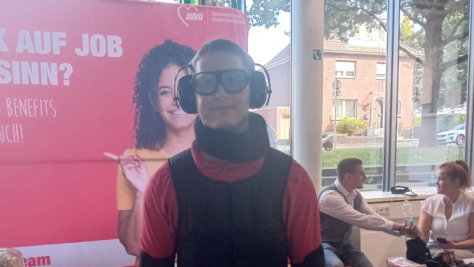Das Bild zeigt eine Mitrbeiterin im Altersimulationsanzug.
