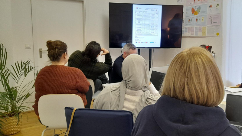 Das Foto zeigt zwei muslimische Frauen in einem Schulungsraum