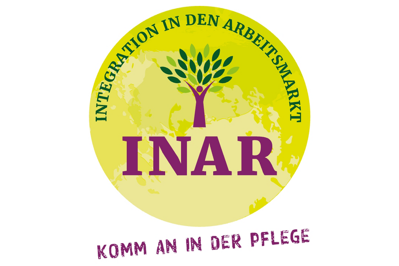 Das Foto zeigt das Logo von INAR und den Satz: Komm an der in Pflege