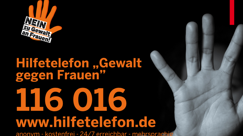 Auf dem Foto ist ein Poster/Informationsblatt zu sehen, das sich gegen Gewalt an Frauen richtet. Hier sind die wichtigsten Elemente, die darauf zu erkennen sind: Bild: Eine Handfläche ist abwehrend in die Kamera gehalten. Logo/Slogan: Oben links ist ein kleines orangefarbenes Logo mit dem Text "NEIN zu Gewalt an Frauen!" und dem Umriss einer Hand zu sehen. Hilfetelefon: Deutlich hervorgehoben ist das Hilfetelefon „Gewalt gegen Frauen“ mit der Nummer 116 016. Webseite: Darunter steht die Adresse www.hilfetelefon.de. Weitere Informationen zum Hilfetelefon: Es wird als anonym - kostenfrei - 24/7 erreichbar - mehrsprachig beschrieben. Aktionswoche: Im unteren Bereich befindet sich ein großer orangefarbener Kasten mit dem Text: „Landesweite Aktionswoche gegen Gewalt an Frauen“.