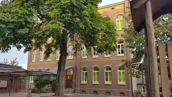 Das Foto zeigt den Altbau der Regenbogenschule