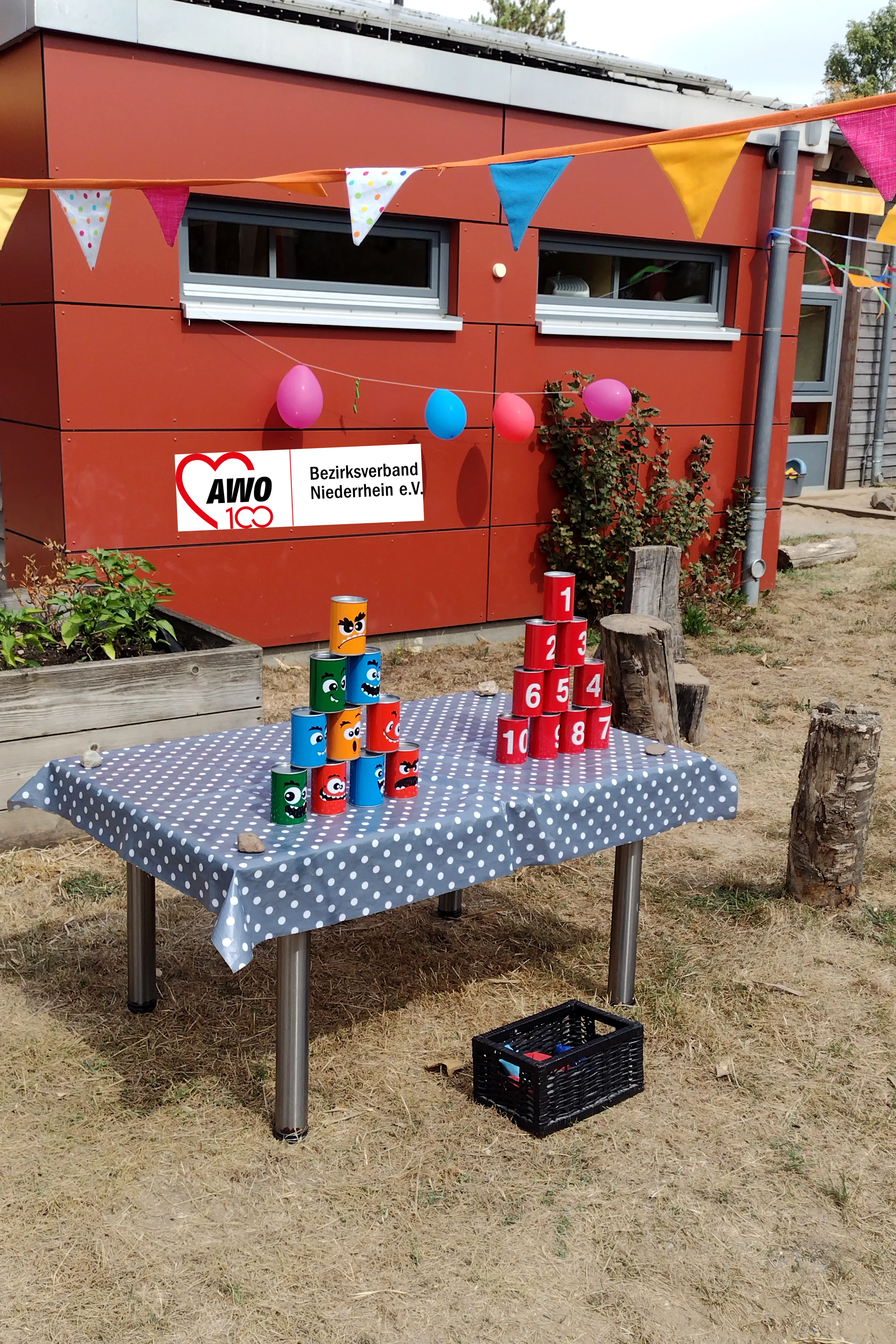 Das Foto zeigt einen Stand zum Dosenwerfen