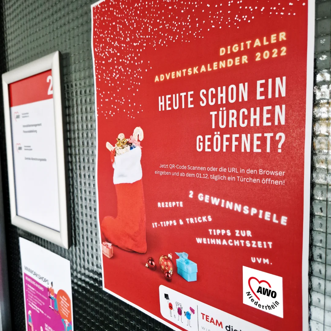 Das Foto zeigt ein Plakat, das für den Adventskalender der IT wirbt