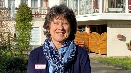 Das Foto zeigt Heike Burian vor dem Adam-Romboy-Seniorenzentrum