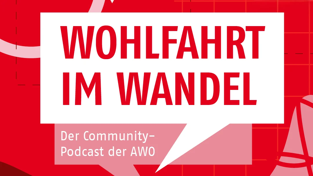 Auf dem Bild ist ein quadratisches, rot gestaltetes Covermotiv zu sehen. Zentral steht in einer weißen Sprechblase der Titel „WOHLFAHRT IM WANDEL“, darunter in einer kleineren, rosafarbenen Sprechblase der Untertitel „Der Community-Podcast der AWO“. Oben rechts befindet sich ein weißes Feld mit einem bunten Symbol und dem AWO-Herzlogo. Im Hintergrund sind grafische Elemente wie Linien, Kurven und abstrakte Formen in verschiedenen Rottönen gestaltet.