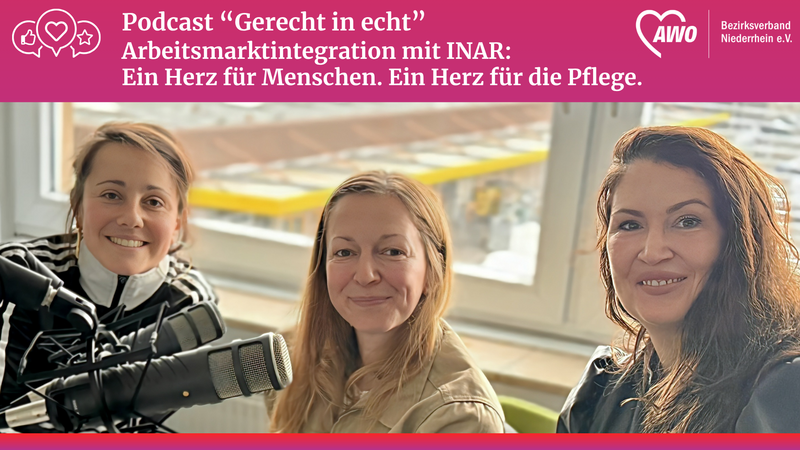 Auf dem Foto sind drei Frauen zu sehen, die an einer Podcast-Aufnahme teilnehmen. Sie sitzen vor Mikrofonen. Oberhalb der Frauen ist Text auf einem magenta-farbenen Hintergrund zu lesen: "Podcast 'Gerecht in echt'", "Arbeitsmarktintegration mit INAR:", "Ein Herz für Menschen. Ein Herz für die Pflege." In der oberen rechten Ecke befindet sich ein Logo mit der Aufschrift "AWO Bezirksverband Niederrhein e.V."