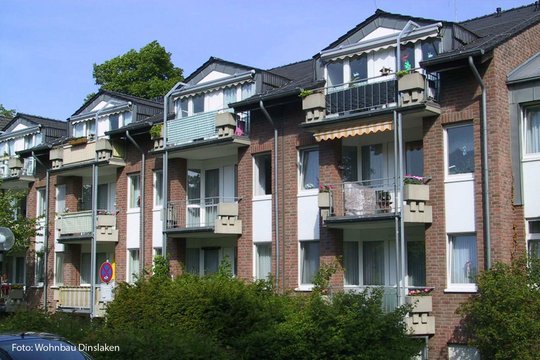 Das Foto zeigt die Wohnungen von Außen mit Balkon