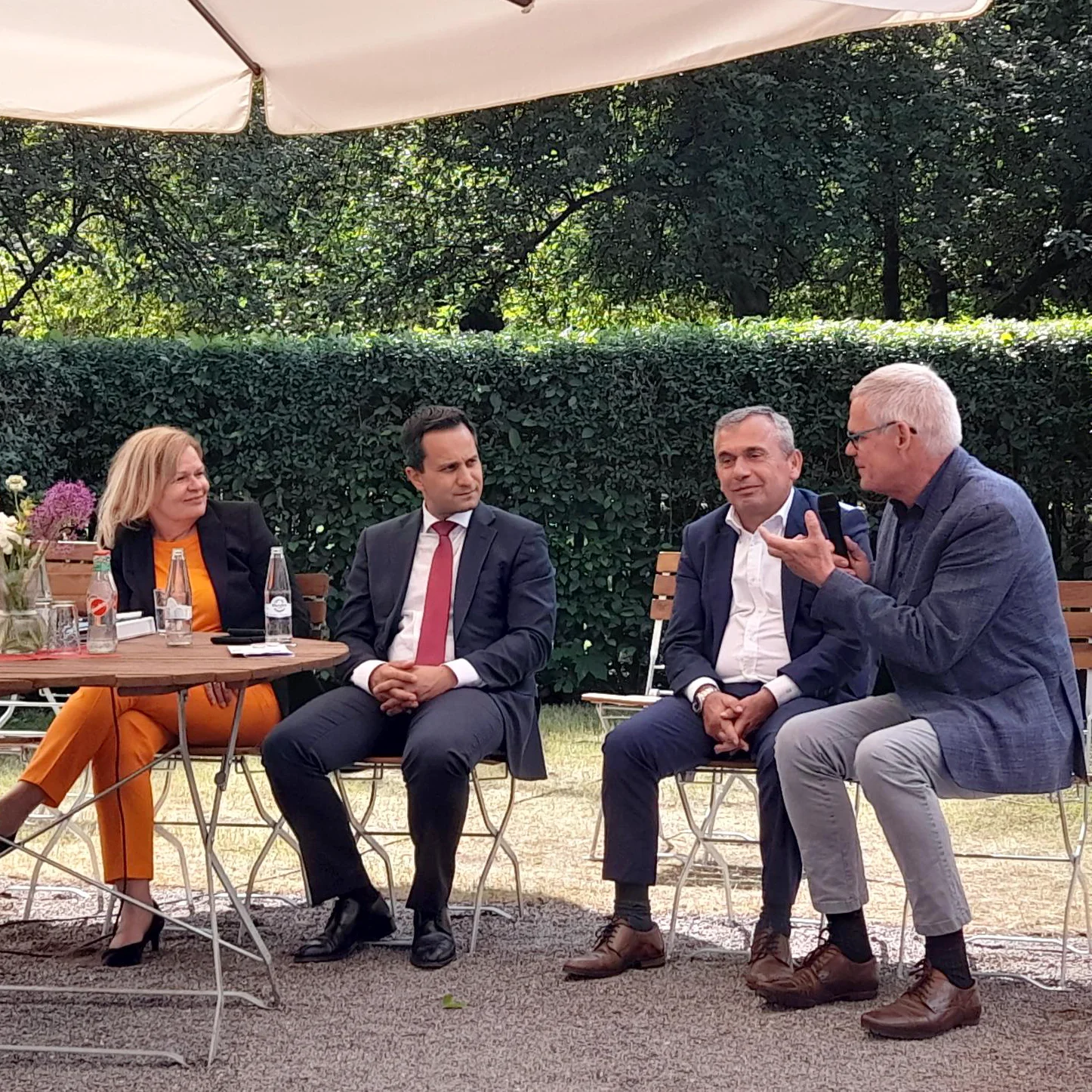 Das Bild zeigt die genannten Protagonisten in der Bildunterschrift im Austausch mit Nancy Faeser