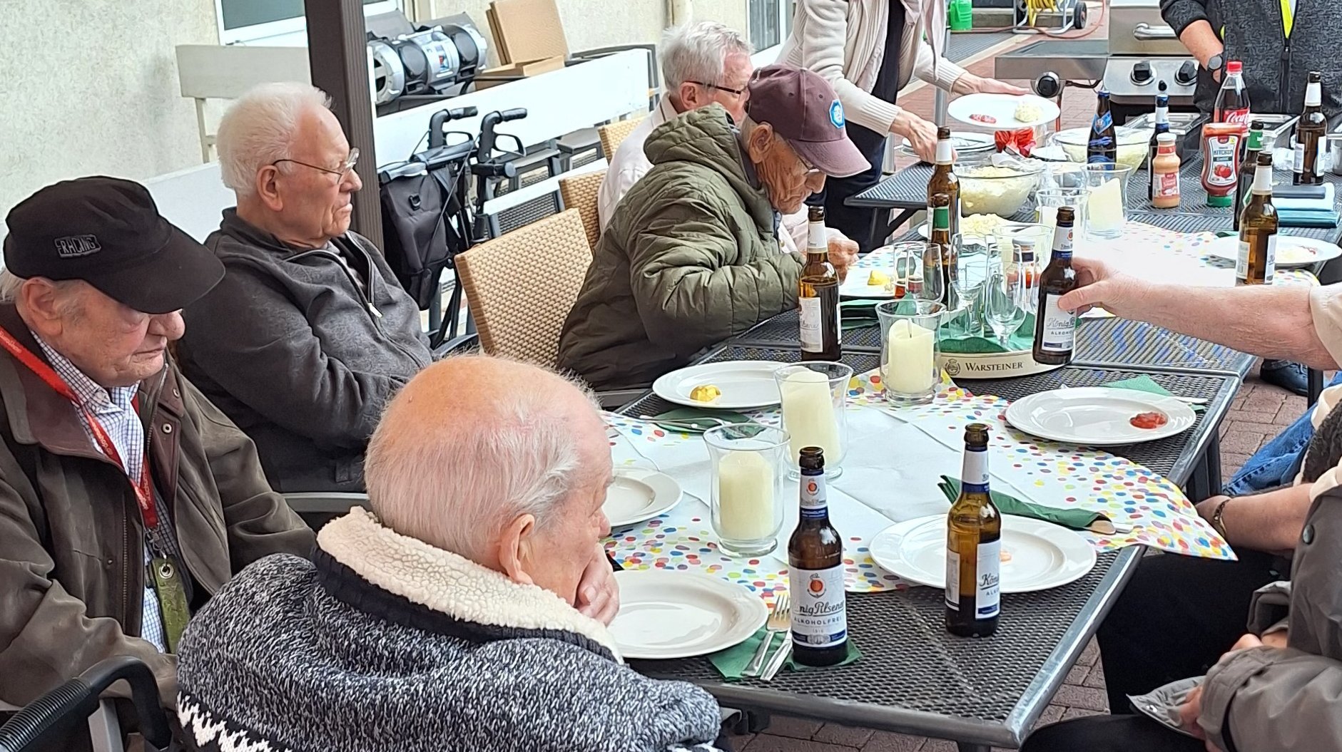 Auf dem Bild sieht man die Bewohner beim traditionellen Vatertagsgrillen.