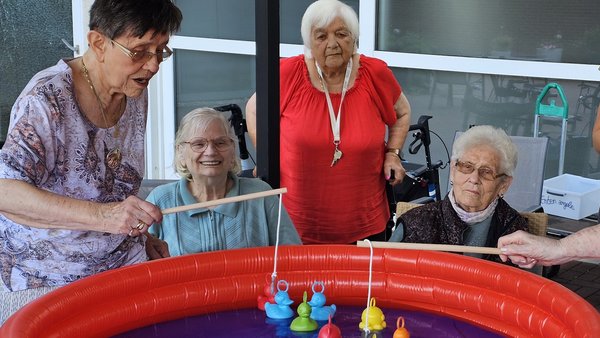 Auf diesem Bild sieht man vier Bewohnerinnen beim Entenangeln.