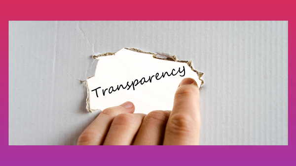 Auf dem Foto ist eine Hand zu sehen, die durch ein zerrissenes Stück Pappe greift. Durch die Öffnung hindurch ist ein weißes Blatt Papier sichtbar, auf dem das Wort "Transparency" (Transparenz) in Schreibschrift geschrieben steht. Das Bild ist von einem farbigen Rahmen in Rosa- und Lilatönen umgeben.