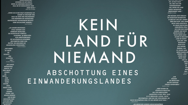 Auf dem Bild ist ein Filmplakat zur Dokumentation „KEIN LAND FÜR NIEMAND – Abschottung eines Einwanderungslandes“ zu sehen. Zentrale Gestaltung Im Zentrum steht der große, weiße Titel „KEIN LAND FÜR NIEMAND“ mit dem Untertitel „Abschottung eines Einwanderungslandes“. Darum herum ist die Silhouette eines Kopfes angedeutet, die komplett aus vielen kurzen Zitaten bzw. Textzeilen besteht; dadurch entsteht ein Rahmen aus Aussagen rund um das Thema Flucht, Migration und Abschottung. Im unteren Teil sieht man eine dunkle Landschaft mit Wasser und einem Zaun bzw. einer Barriere, was symbolisch für Grenzen steht. Infos zur Veranstaltung Unten in der Mitte steht der Hinweis auf eine Vorführung im „ESSEN, GLÜCKAUF-KINO“ am Mittwoch, 20.05.2026, um 16:00 Uhr. Dort ist vermerkt, dass die Veranstaltung „in Kooperation mit AWO Bezirksverband Niederrhein und AWO Kreisverband Essen“ stattfindet. Ganz unten sind Logos verschiedener Organisationen (u. a. AWO, PRO ASYL, Sea-Eye, United4Rescue sowie weitere Förder‑ und Partnerlogos) sowie die Website „www.kein-land-fuer-niemand.de“ und ein Instagram-Handle „@kein_land_fuer_niemand“. Weitere Elemente Unterhalb der Veranstaltungsinformationen befindet sich der typische Film-Abspannblock mit Namen von Regie, Produktion, Kamera, Schnitt, Musik usw. Die gesamte Farbgebung ist eher dunkel und ernst, mit einem Verlauf von schwarz zu blau-grau und weißer Schrift.
