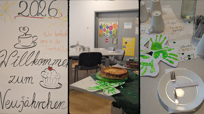 Auf dem Bild ist eine Collage aus drei verschiedenen Aufnahmen zu sehen: Links: Eine Willkommenstafel oder ein Whiteboard mit dem Jahr "2026" und deutschen Neujahrsgrüßen. Zu sehen ist die Aufschrift "Willkommen zum Neujährchen" mit gezeichneten Kaffeetassen und dekorativen Elementen sowie der Text "Wir befinden uns in der Turnhalle". Mitte: Ein Raum mit einem Tisch, auf dem ein Kuchen auf einem grünen Kuchenständer präsentiert wird. Der Kuchenständer ist mit grünen Handabdrücken verziert. Im Hintergrund sind weiße Stühle, ein Arbeitsplatz und eine graue Metalltür mit verschiedenen Postern zu sehen. Rechts: Ein gedeckter Tisch mit Dekorationen, darunter ein Tischset mit einem grünen Handabdruck (vermutlich von einem Kind), eine Tischkarte mit "Neues Glück", Besteck auf einem weißen Teller und verschiedene dekorative Elemente wie Kerzen und Vasen. Das Bild dokumentiert offenbar eine Neujahrsveranstaltung 2026 in einer Turnhalle mit liebevoll vorbereiteten Tischdekorationen und Kuchen, möglicherweise in einer Kita oder sozialen Einrichtung.