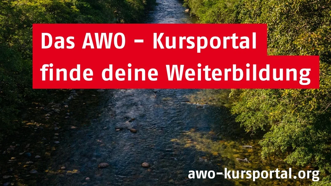 Auf dem Bild ist eine grüne Flusslandschaft mit dicht bewaldeten Hügeln links und rechts zu sehen, darüber ein blauer Himmel mit einigen Wolken. Vorn im Bild fließt ein Fluss in der Bildmitte zwischen den Hügeln hindurch, im oberen rechten Bereich ist das AWO‑Logo mit Herzsymbol platziert. Im unteren Teil des Bildes steht in einem roten Kasten der weiße Text „Das AWO – Kursportal finde deine Weiterbildung“, außerdem unten rechts die Internetadresse „awo-kursportal.org“.