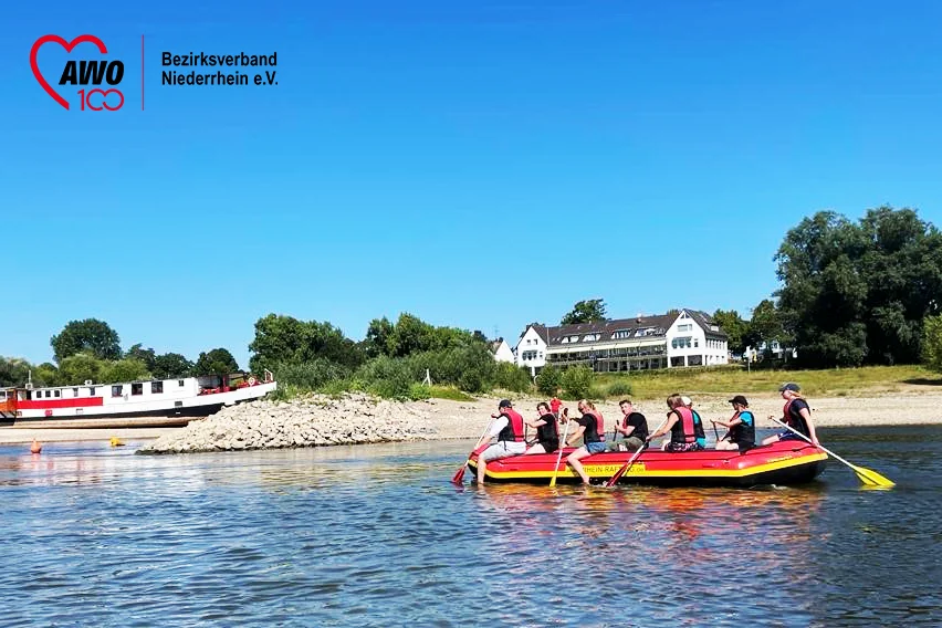 Das Bild zeigt die OGS-Fachkräfte beim Paddeln auf dem Rhein