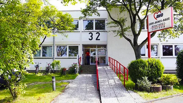 Eingangsbereich des Lore-Agnes-Hauses in der Essener Lützowstraße