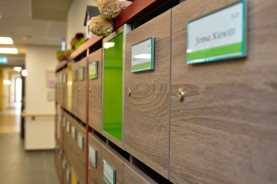 Das Foto zeigt Briefkästen in einem Flur einer stationären Einrichtung