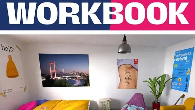 Auf dem Bild sieht man ein bunt eingerichtetes Jugendzimmer, das als Arbeits‑ bzw. Lernraum gestaltet ist. Im Vordergrund stehen ein gelbes Bett und Sitzsäcke, daneben ein kleiner Tisch mit Zeitschriften oder Heften. An den Wänden hängen mehrere Poster (u. a. eine Brücke, ein „Schokakalaka Festival“-Plakat und ein Werbeplakat), außerdem steht eine große Zimmerpflanze in einer Ecke. Oben ist ein breiter Balken mit der Aufschrift „WORKBOOK“ in großen weißen Buchstaben auf blau‑pinkem Hintergrund zu sehen
