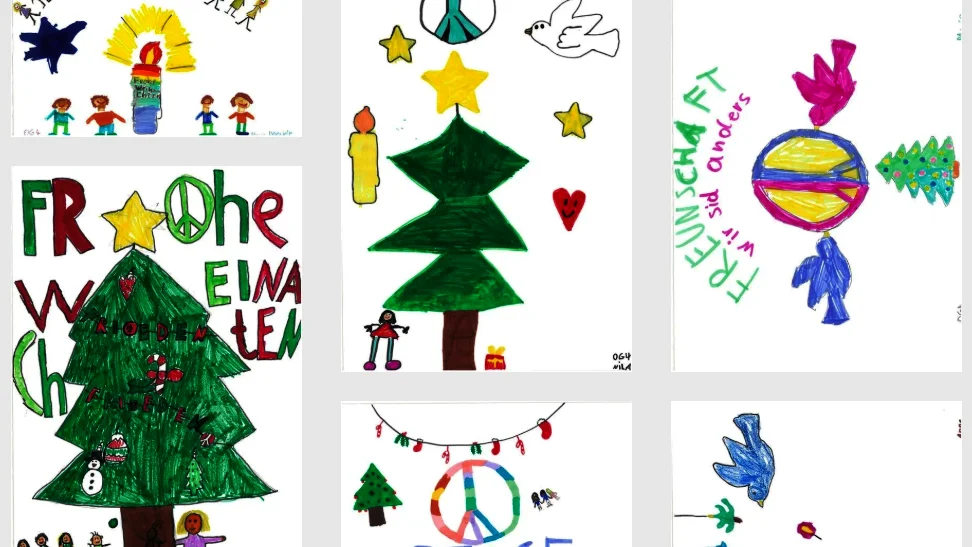 Was ist auf dem Foto zu sehen? Das Foto zeigt eine Sammlung von Kinderzeichnungen, die verschiedene weihnachtliche und friedliche Motive darstellen. Es gibt Weihnachtsbäume, Friedenstauben, Kerzen, Sterne und Friedenssymbole. Einige Zeichnungen enthalten auch Text wie "FRÖHLICHE WEIHNACHTEN", "FRIEDEN", "PEACE" und "FREUNDSCHAFT". Die Bilder sind bunt und zeigen eine Vielzahl von Symbolen, die mit Weihnachten und Frieden in Verbindung stehen.