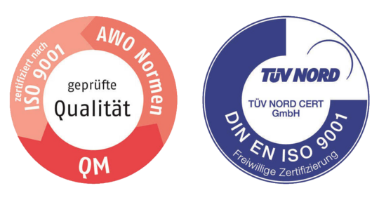 Das Foto zeigt die Prüfsiegel des AWO Bundesverbandes und des TüV Nords