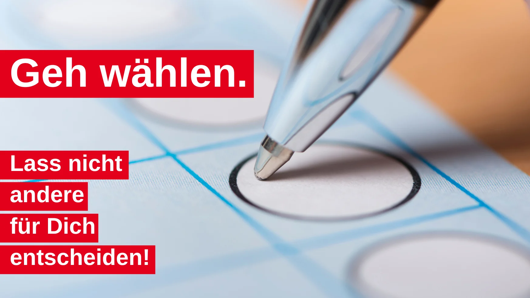Das Bild zeigt eine Nahaufnahme eines Stimmzettels, auf dem eine Person mit einem Kugelschreiber ein Kreuz setzt. Darüber liegt ein auffälliger roter Text mit der Aufforderung: "Geh wählen." Darunter folgt in kleineren roten Kästen die Ergänzung: "Lass nicht andere für Dich entscheiden!" Oben links befindet sich das Logo von AWO Niederrhein, einer regionalen Organisation der Arbeiterwohlfahrt. Die Botschaft des Bildes ist ein Aufruf zur Wahlbeteiligung.