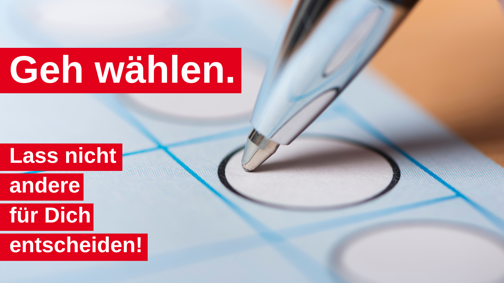 Das Bild zeigt eine Nahaufnahme eines Stimmzettels, auf dem eine Person mit einem Kugelschreiber ein Kreuz setzt. Darüber liegt ein auffälliger roter Text mit der Aufforderung: "Geh wählen." Darunter folgt in kleineren roten Kästen die Ergänzung: "Lass nicht andere für Dich entscheiden!" Oben links befindet sich das Logo von AWO Niederrhein, einer regionalen Organisation der Arbeiterwohlfahrt. Die Botschaft des Bildes ist ein Aufruf zur Wahlbeteiligung.
