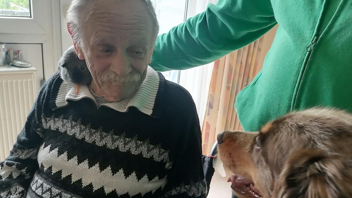 Auf diesem Bild sieht man einen Bewohner und einen Hund.