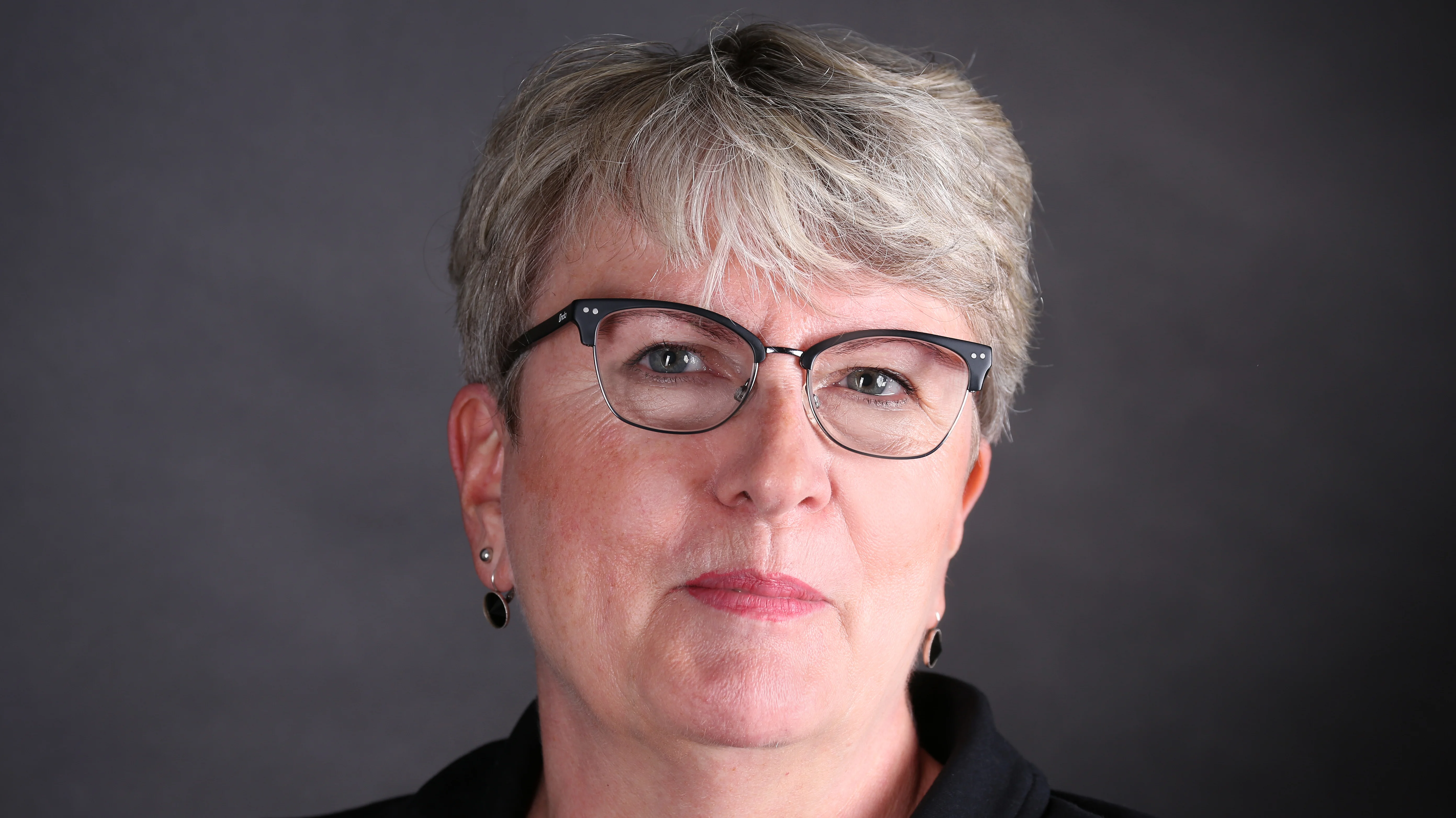 Das Foto zeigt ein Portrait von Britta Altenkamp.