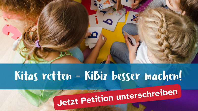 Auf dem Bild ist eine Gruppe von Kindern zu sehen, die gemeinsam mit einer erwachsenen Betreuungsperson auf bunten Schaumstoff-Puzzlematten am Boden sitzt und mit Buchstabenkarten spielt.​ Unten im Bild steht ein Slogan-Balken mit der Aufschrift „Kitas retten – KiBiz besser machen!“ sowie ein roter Button „Jetzt Petition unterschreiben“, der auf eine Online-Petition zur Reform des Kinderbildungsgesetzes in NRW aufmerksam macht.