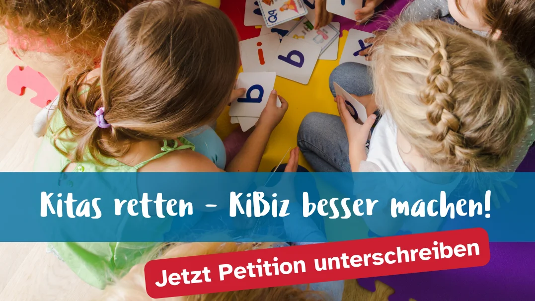 Auf dem Bild ist eine Gruppe von Kindern zu sehen, die gemeinsam mit einer erwachsenen Betreuungsperson auf bunten Schaumstoff-Puzzlematten am Boden sitzt und mit Buchstabenkarten spielt. Unten im Bild steht ein Slogan-Balken mit der Aufschrift „Kitas retten – KiBiz besser machen!“ sowie ein roter Button „Jetzt Petition unterschreiben“, der auf eine Online-Petition zur Reform des Kinderbildungsgesetzes in NRW aufmerksam macht.