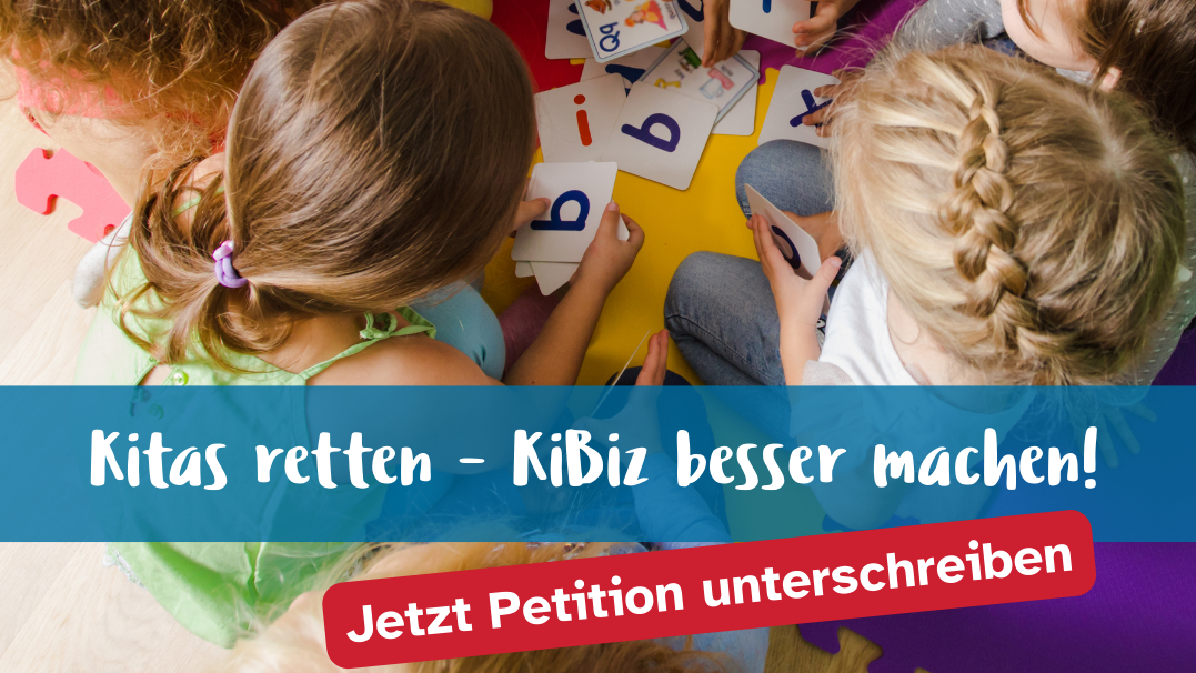 Auf dem Bild ist eine Gruppe von Kindern zu sehen, die gemeinsam mit einer erwachsenen Betreuungsperson auf bunten Schaumstoff-Puzzlematten am Boden sitzt und mit Buchstabenkarten spielt.​ Unten im Bild steht ein Slogan-Balken mit der Aufschrift „Kitas retten – KiBiz besser machen!“ sowie ein roter Button „Jetzt Petition unterschreiben“, der auf eine Online-Petition zur Reform des Kinderbildungsgesetzes in NRW aufmerksam macht.