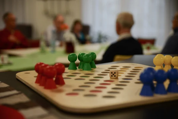 Das Foto zeigt ein Spielbrett von "Mensch ärgere Dich Nicht"
