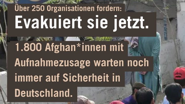 Auf dem Bild ist eine Gruppe von Personen zu sehen, die anscheinend in einer Reihe oder Menge stehen und von hinten aufgenommen wurden. Sie tragen verschiedene traditionelle und alltägliche Kleidung sowie Kopfbedeckungen in unterschiedlichen Farben. Im oberen Teil des Bildes befindet sich ein großer Text in deutscher Sprache, der lautet: Über 250 Organisationen fordern: Evakuiert sie jetzt. 1.800 Afghan*innen mit Aufnahme-zusage warten noch immer auf Sicherheit in Deutschland. Im Hintergrund sind Teile einer Gebäudewand und ein beschriftetes Schild mit dem Pepsi-Logo zu erkennen. Unten links steht die Quellenangabe für das Foto: Foto: www.Bundesregierung.de.