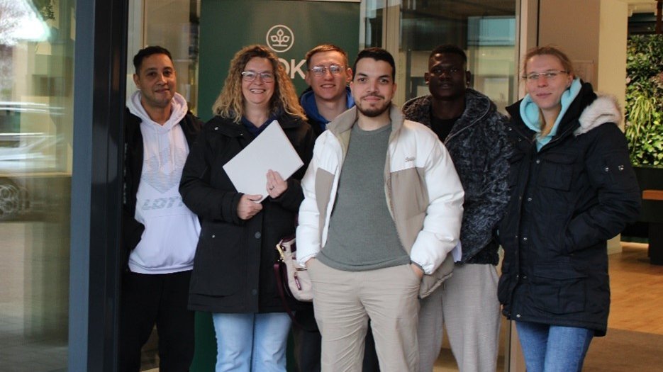 Das Bild zeigt die Mitarbeitenden des AWO Seniorenzentrum Haus Meyberg im Eingangsbereich bei der AOK Rheinland / Hamburg in Velbert.