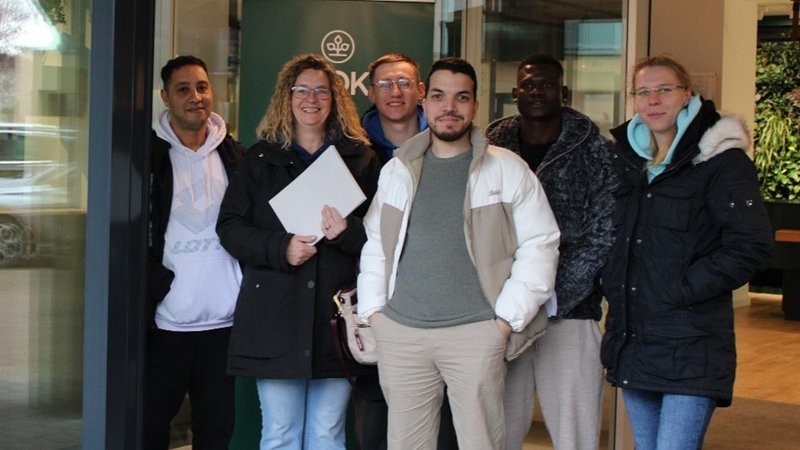 Das Bild zeigt die Mitarbeitenden des AWO Seniorenzentrum Haus Meyberg im Eingangsbereich bei der AOK Rheinland / Hamburg in Velbert.