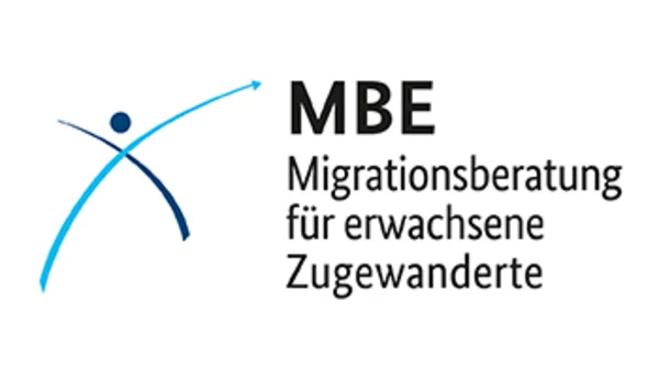 Auf dem Bild ist das Logo der MBE zu sehen, also der „Migrationsberatung für erwachsene Zugewanderte“. Links sieht man eine abstrahierte, aus Schwunglinien gestaltete menschliche Figur in Blau‑Tönen mit einem nach oben führenden Bogen, der Dynamik und Bewegung symbolisiert. Rechts daneben steht in schwarzer Schrift „MBE“ in großer Fettschrift sowie darunter mehrzeilig der Schriftzug „Migrationsberatung für erwachsene Zugewanderte“.