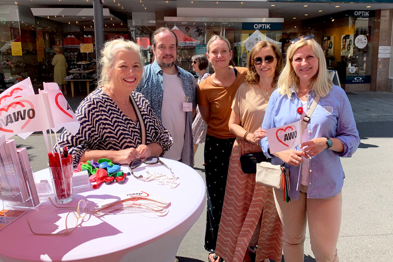 Das Foto zeigt die genannten Personen an dem AWO Stand.