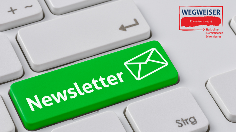 Auf dem Bild ist eine Computertastatur zu sehen, bei der eine große, grüne Taste mit der Aufschrift „Newsletter“ und einem Brief-Symbol hervorgehoben ist. Rechts oben befindet sich zusätzlich ein Logo mit der Überschrift „WEGWEISER“, dem Hinweis „Rhein-Kreis Neuss“ und dem Slogan „Stark ohne islamistischen Extremismus“.