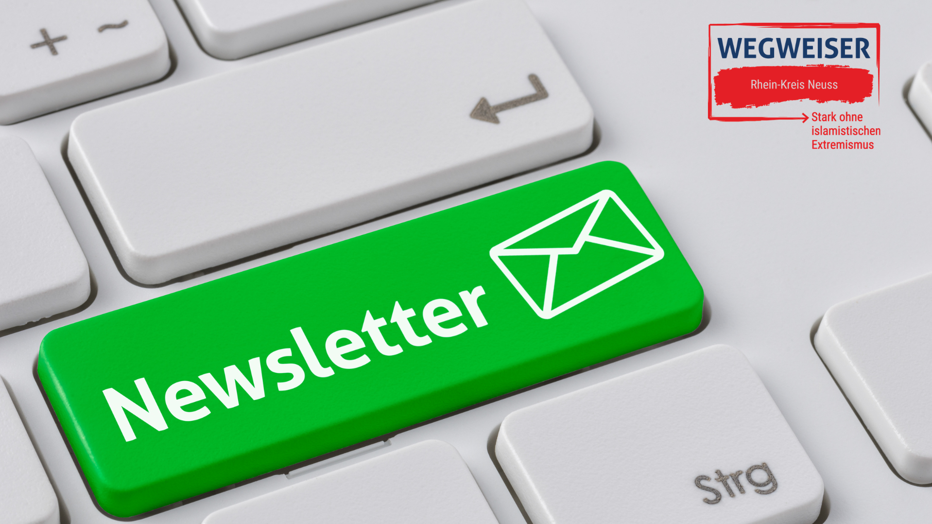 Auf dem Bild ist eine Computertastatur zu sehen, bei der eine große, grüne Taste mit der Aufschrift „Newsletter“ und einem Brief-Symbol hervorgehoben ist. Rechts oben befindet sich zusätzlich ein Logo mit der Überschrift „WEGWEISER“, dem Hinweis „Rhein-Kreis Neuss“ und dem Slogan „Stark ohne islamistischen Extremismus“.