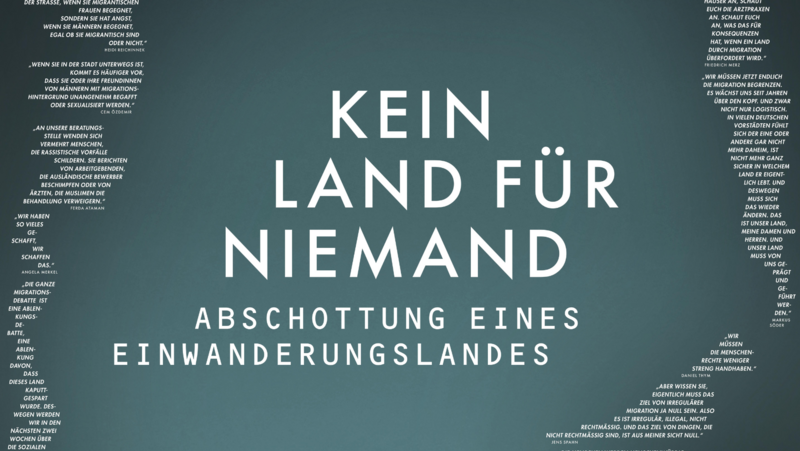 Auf dem Bild ist ein Kinoplakat für den Dokumentarfilm „Kein Land für Niemand“ zu sehen. In der Mitte stehen groß der Filmtitel und der Untertitel „Abschottung eines Einwanderungslandes“, darunter der Hinweis „Im Kino“. Das Bild zeigt im unteren Teil eine dunkle Landschaft mit einem langen Zaun oder einer Grenzanlage, darüber der Himmel. Rechts und links bilden viele kleine, weiße Textzeilen (Zitate oder Statements) die Silhouetten zweier einander zugewandter Profilköpfe. Unten am Rand stehen in kleiner Schrift die Credits, Logos von Unterstützerorganisationen und die Website sowie Social-Media-Angaben des Films.