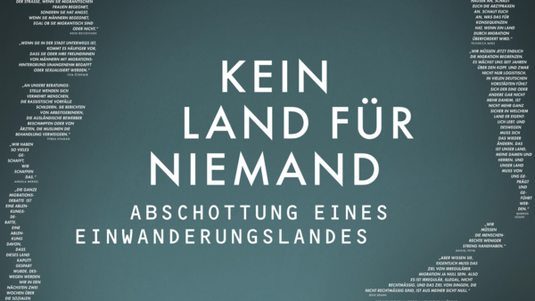 Auf dem Bild ist ein Kinoplakat für den Dokumentarfilm „Kein Land für Niemand“ zu sehen. In der Mitte stehen groß der Filmtitel und der Untertitel „Abschottung eines Einwanderungslandes“, darunter der Hinweis „Im Kino“. Das Bild zeigt im unteren Teil eine dunkle Landschaft mit einem langen Zaun oder einer Grenzanlage, darüber der Himmel. Rechts und links bilden viele kleine, weiße Textzeilen (Zitate oder Statements) die Silhouetten zweier einander zugewandter Profilköpfe. Unten am Rand stehen in kleiner Schrift die Credits, Logos von Unterstützerorganisationen und die Website sowie Social-Media-Angaben des Films.